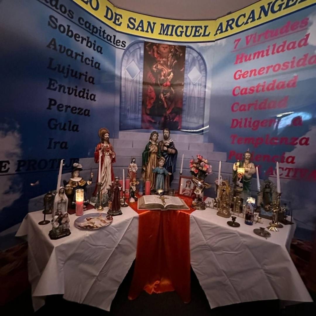 Altar ceremonial dedicado a San Miguel Arcángel para rituales de protección, librar del mal y obras espirituales.